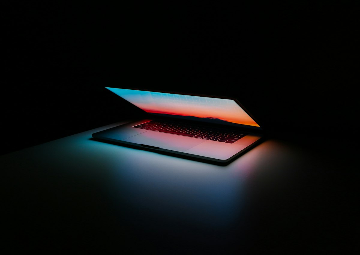 Notebook sobre uma mesa de trabalho
