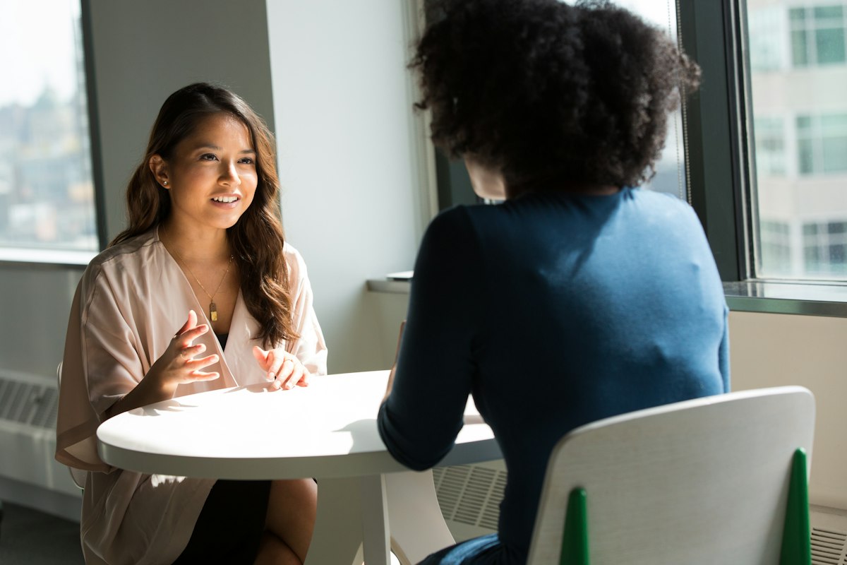Duas mulheres em uma conversa de mentoria