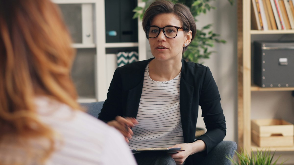 Duas mulheres em uma conversa acolhedora